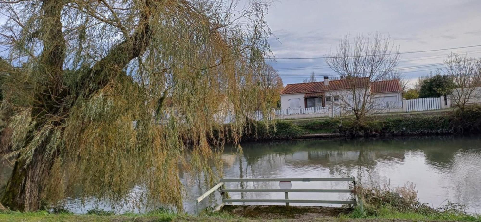 Holiday home Maison Calme Au Bord De L'eau Marans (Charente-Maritime)